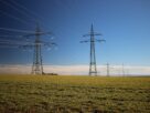 Elektriciteitsmasten in een veld