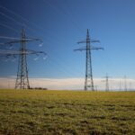 Elektriciteitsmasten in een veld