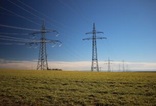 Elektriciteitsmasten in een veld