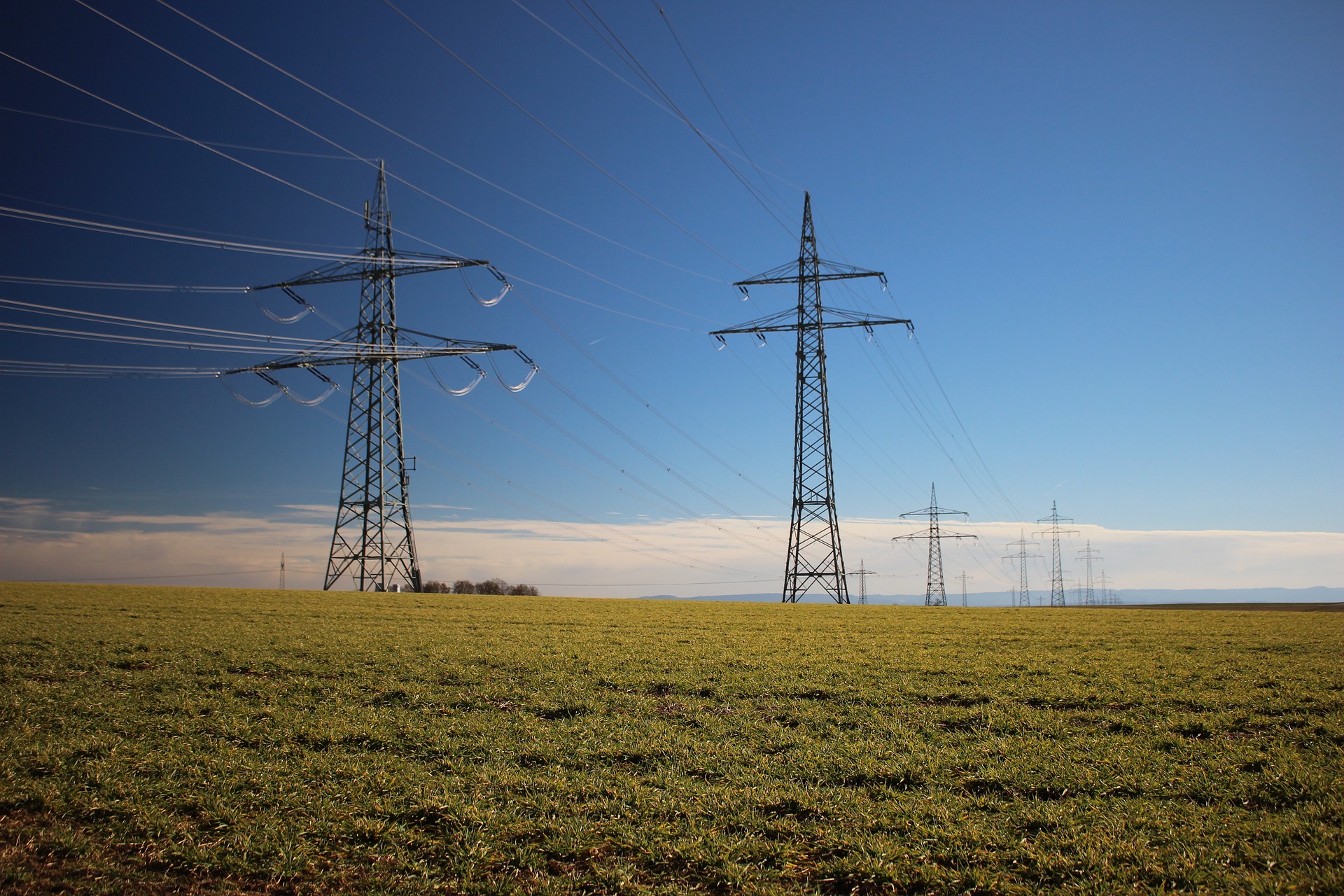 Elektriciteitsmasten in een veld
