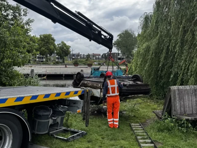 Autowrak na jaren uit de Oude IJssel in Doetinchem getakeld