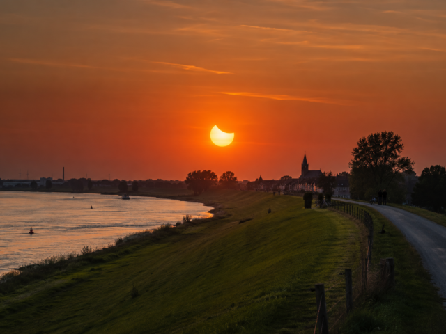 Zonsverduistering boven Gelderland: dit zijn de beste plekken om vanavond te kijken
