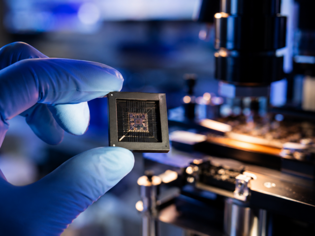 Gelderse innovatie zoekt de quantumgrens: nieuw project ontwikkelt chip voor verstrengelde fotonen