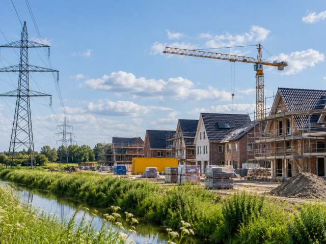 Meer dan helft woningbouwaanvragen past op stroomnet, maar regionale verschillen blijven groot