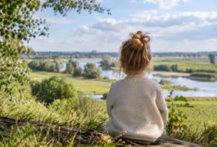 Kindje zit in de natuur