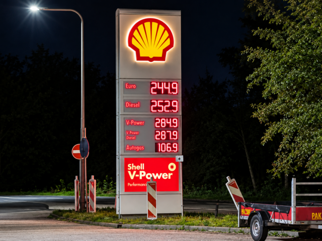 Benzineprijs blijft hoog, terwijl Duitse korting van 17 cent de grensregio opnieuw onder druk zet