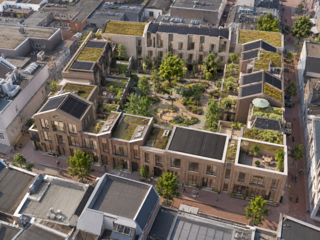 Hoogste punt bereikt bij bouw Korenpassage in Apeldoorn: 26 stadswoningen krijgen vorm