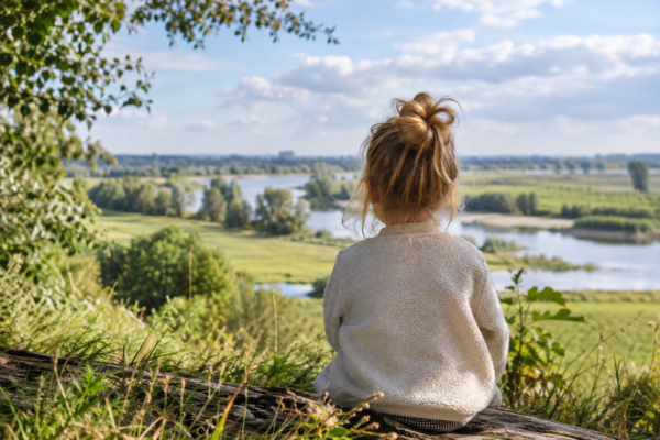 Kindje zit in de natuur